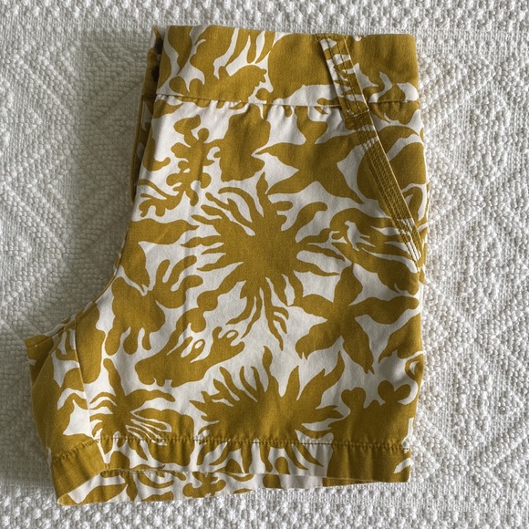 J. Crew City Fit White and Mustard Yellow Pattern Shorts. Size 6 - Picture 7 of 8